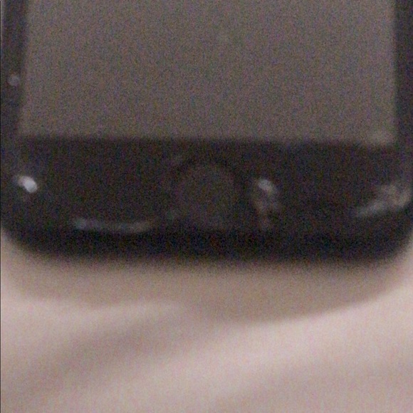 I am selling an Iphone 7. Black. And perfect camera.